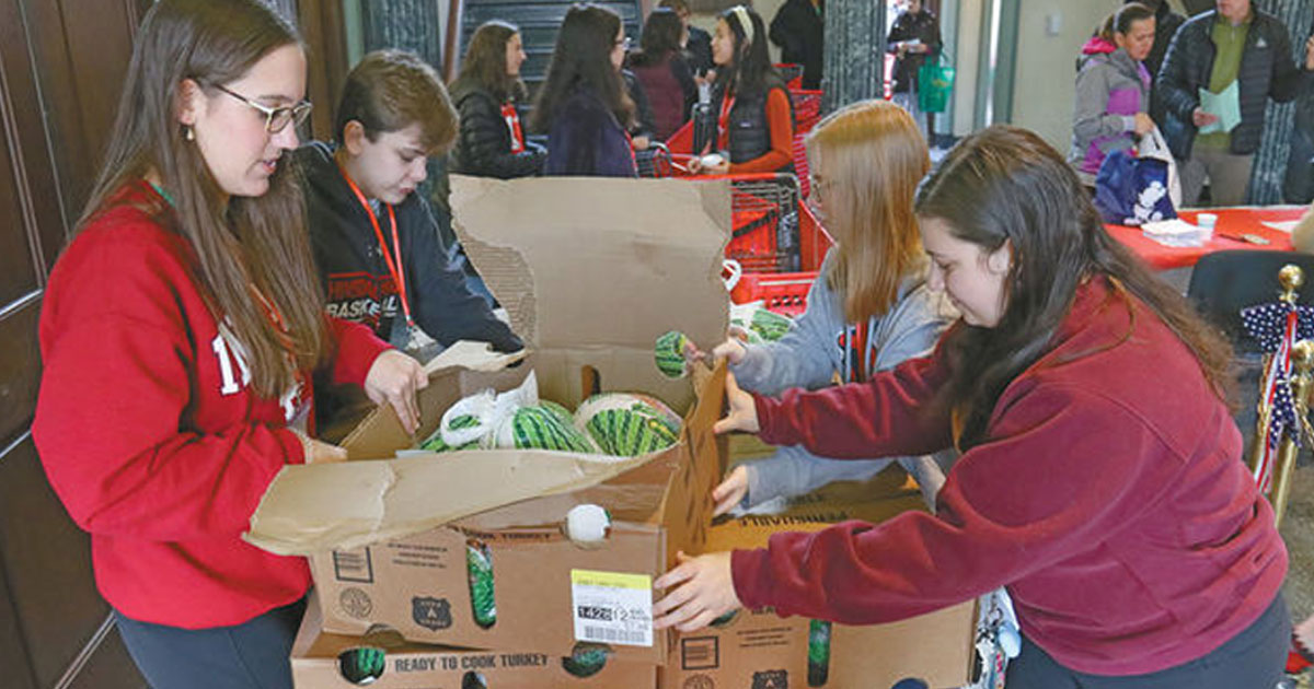 HCS Feeds 200 Families on Thanksgiving